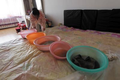吴桥楼上漏水，住户失联，小区没物管，业主维权难！律师来支招……